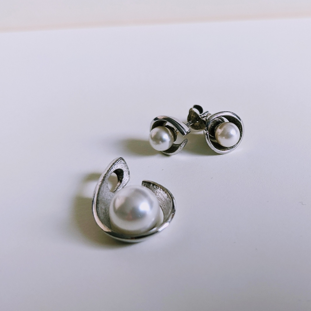 Sterling silver and water pearl pendant & studs